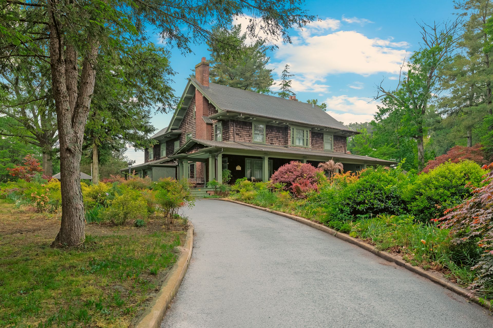 Warwick Manor front exterior with gardens